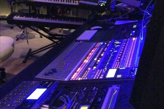 Bagaimana Mood Lighting Meningkatkan Emosi dalam Video Musik