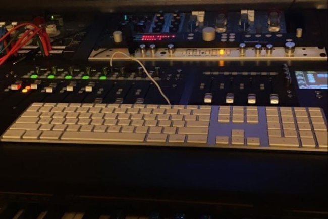 Pentingnya Teknologi dalam Pembuatan Set Video Musik dengan Efek Fantasi*