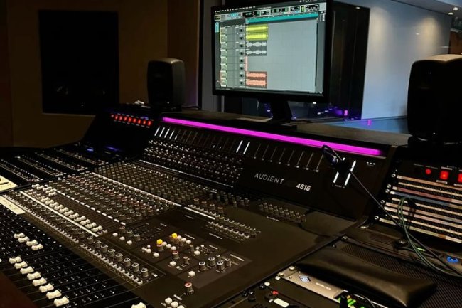 Perbedaan Penggunaan Kamera DSLR vs Kamera Cinema dalam Video Musik