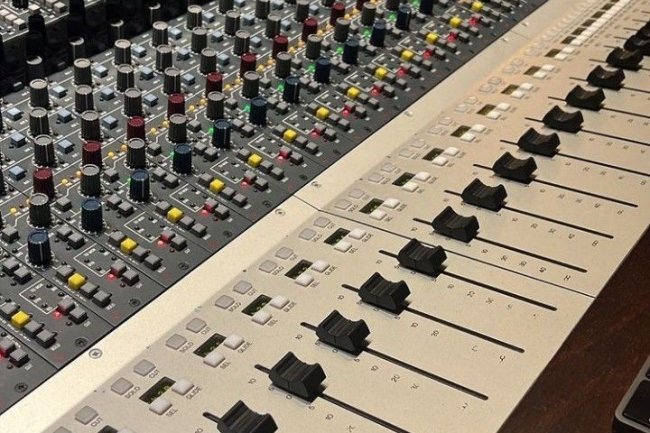 Peran Teknologi Lighting dalam Menciptakan Suasana Unik untuk Video Musik