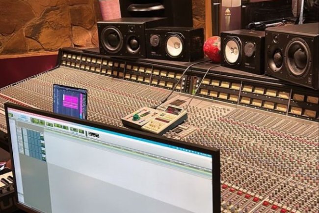 Bagaimana Teknologi LED Digunakan untuk Produksi Video Musik yang Lebih Cerah