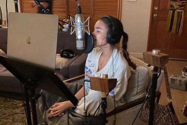 Teknologi Augmented Reality untuk Menghadirkan Pengalaman Baru dalam Video Musik di Production House