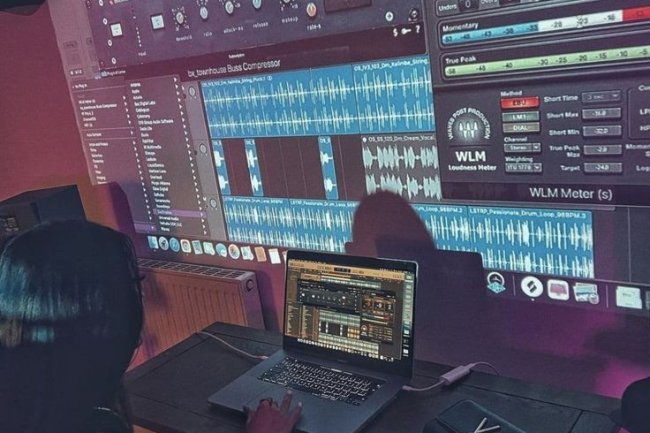 Menyempurnakan video musik melibatkan dua aspek utama: audio dan visual