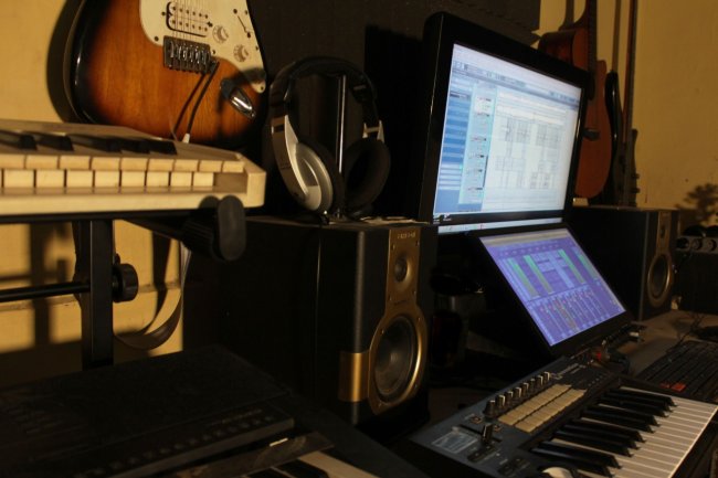 Studi Kasus: Model Bisnis Perusahaan Rekaman Indie